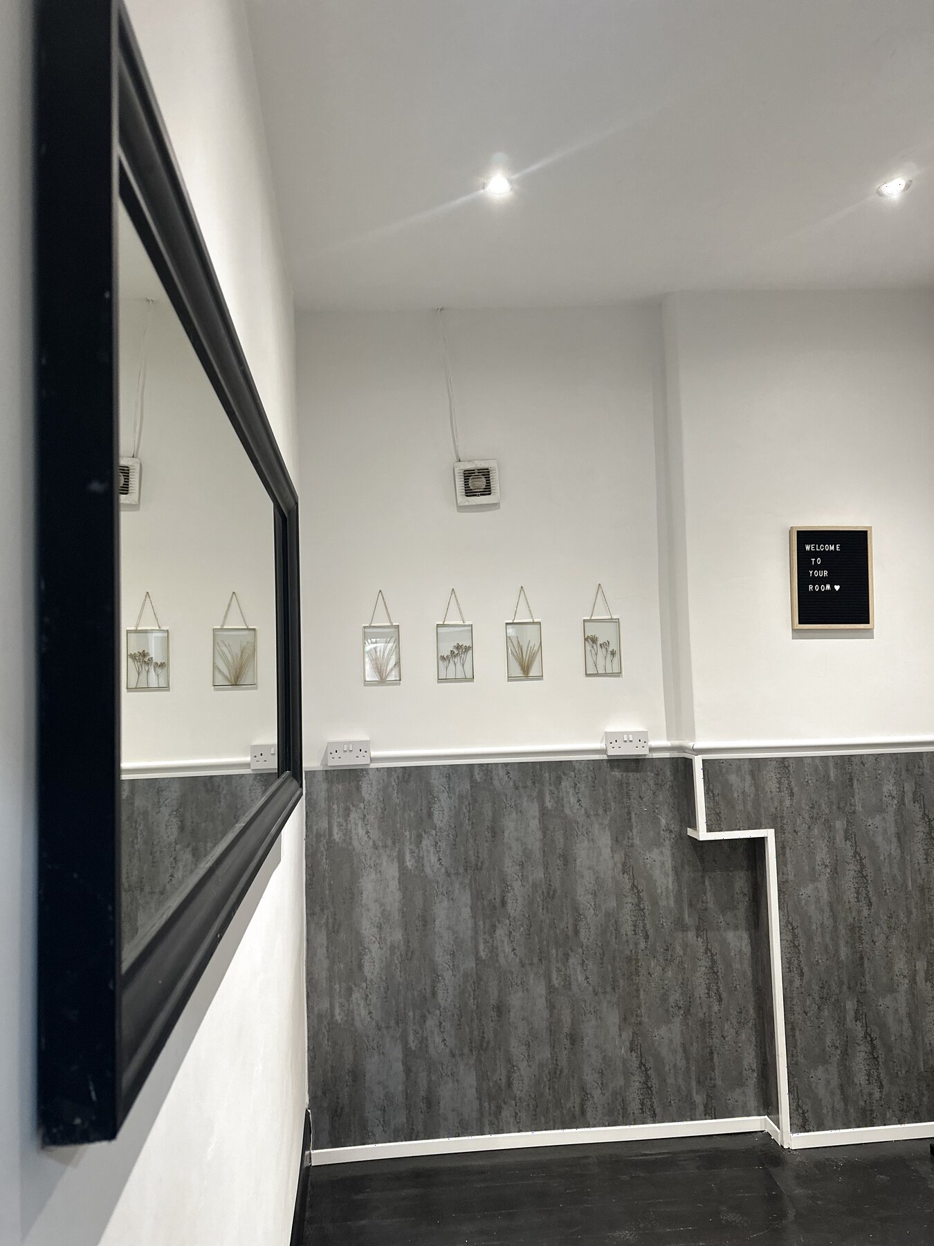 Room Four photo 2